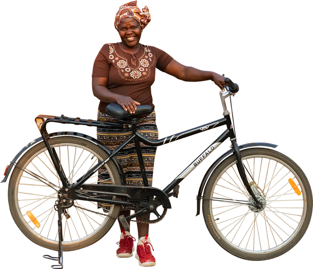 Eine Frau steht lächelnd hinter ihrem Buffalo-Fahrrad.