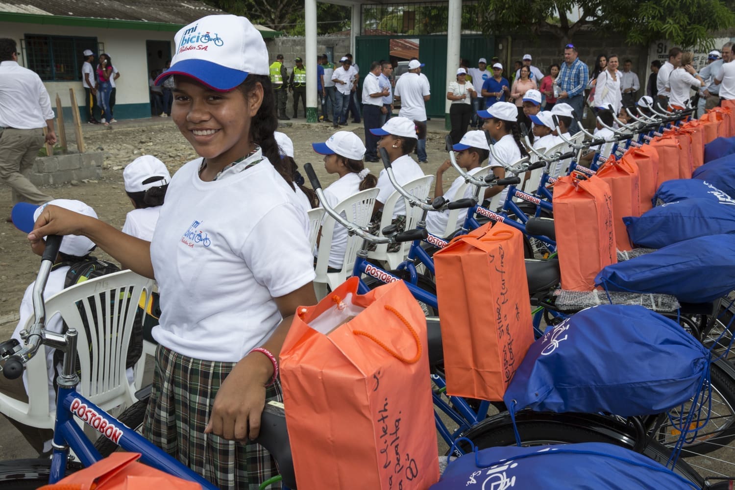 Indy 500 champion raises funds for 100 bicycles in Colombia