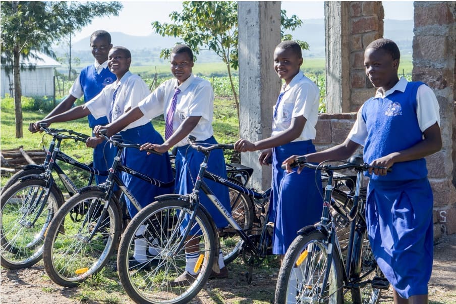 Cinque ragazze con le loro Buffalo Bicycle