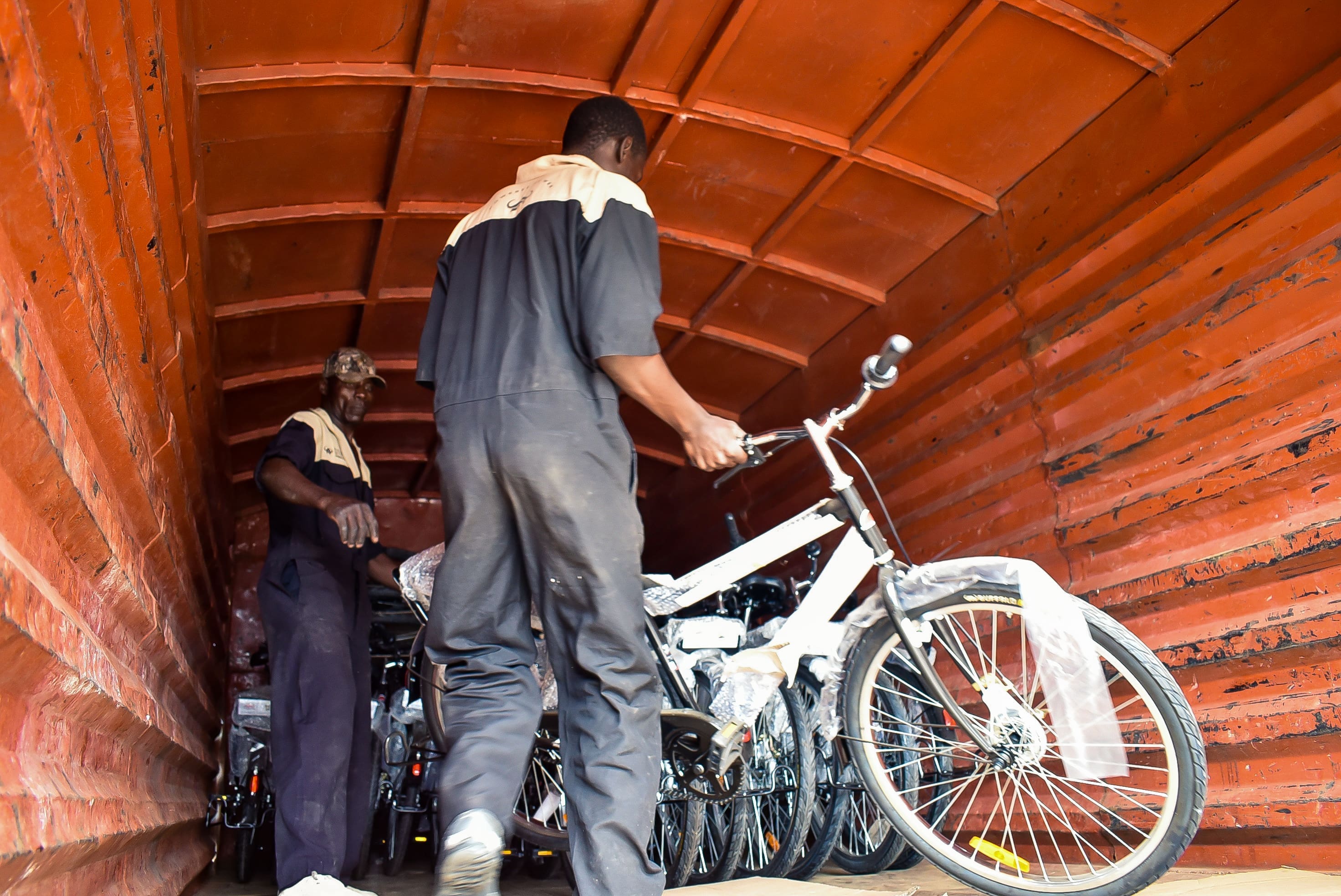 102 studenti in Kenya ricevono la loro bici